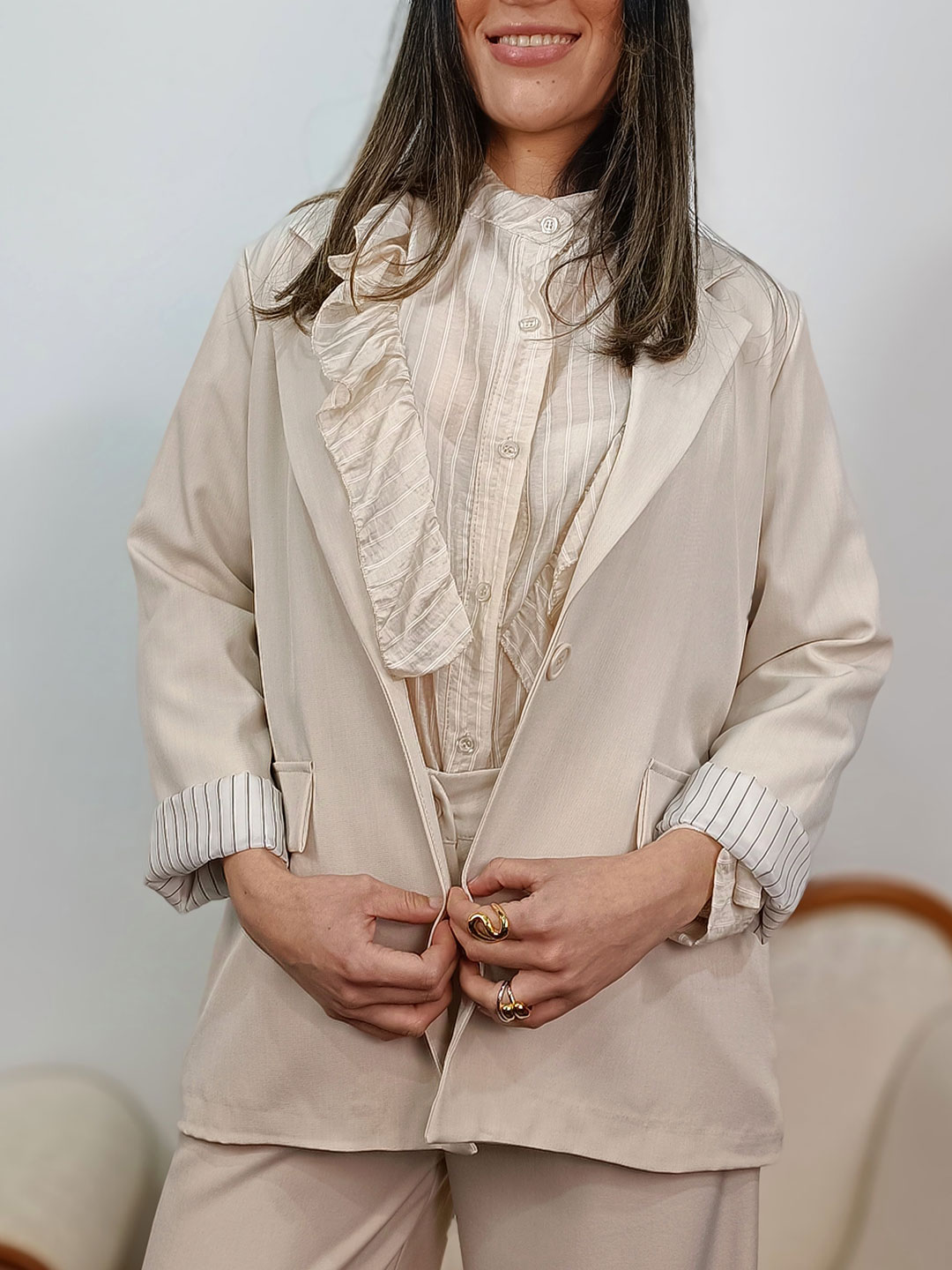blazer beige fluida ligera mujer abierta con forro de rayas en los puños.