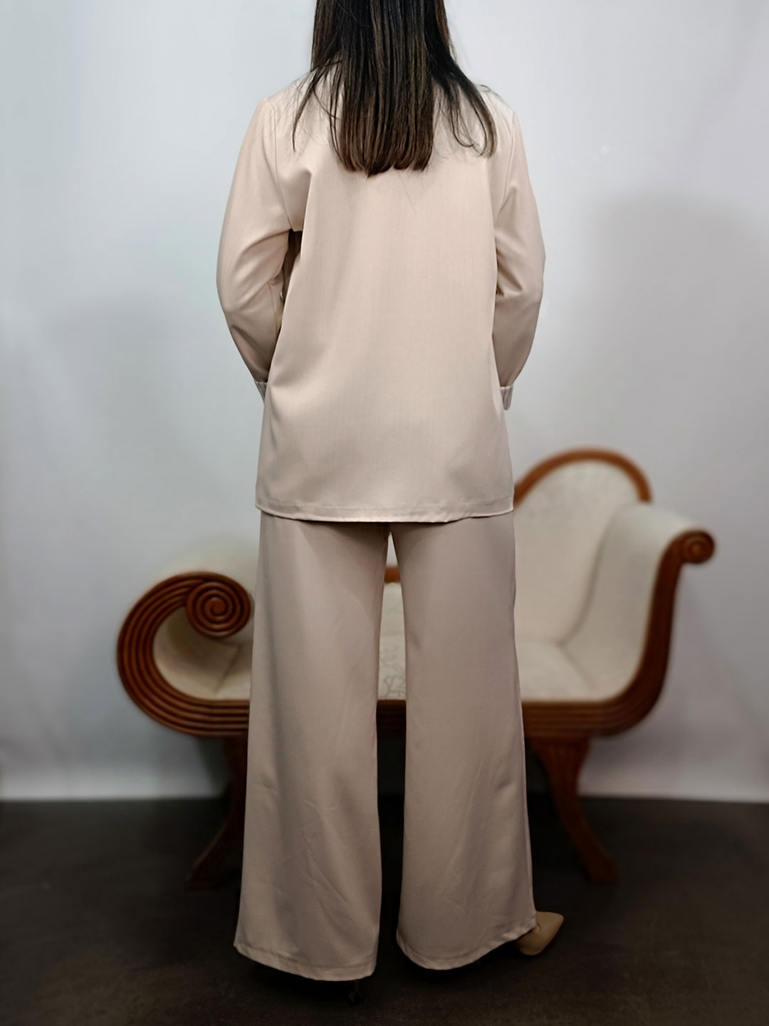 Vista posterior de la espalda de la blazer beige fluida ligera mujer.