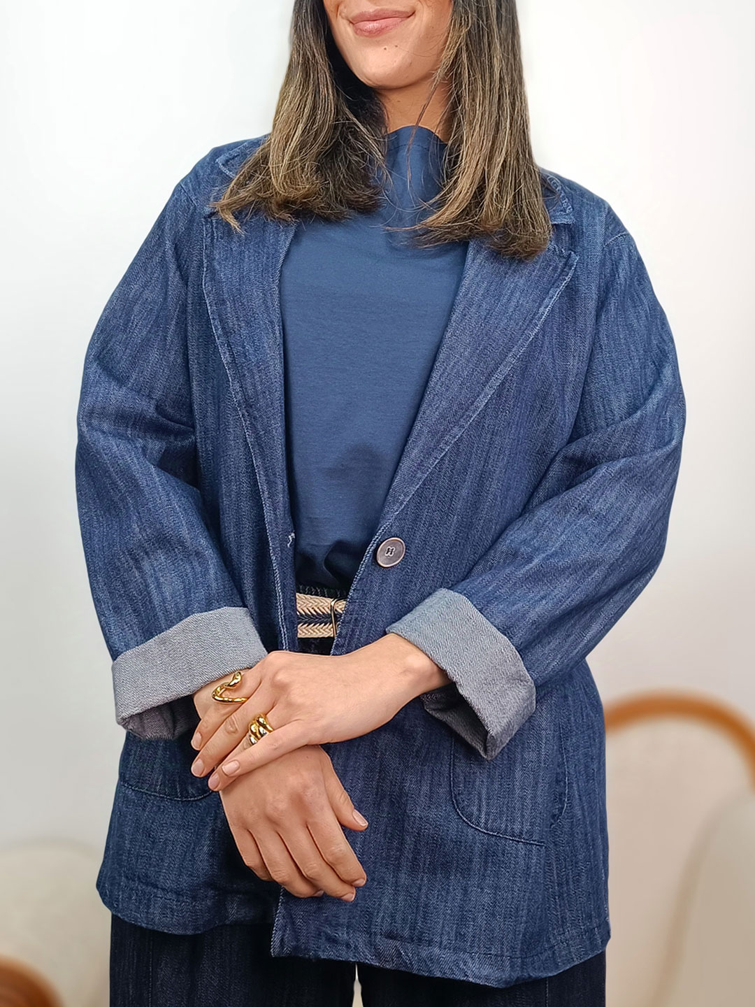 blazer denim azul fluida con solapas y bolsillos delanteros.