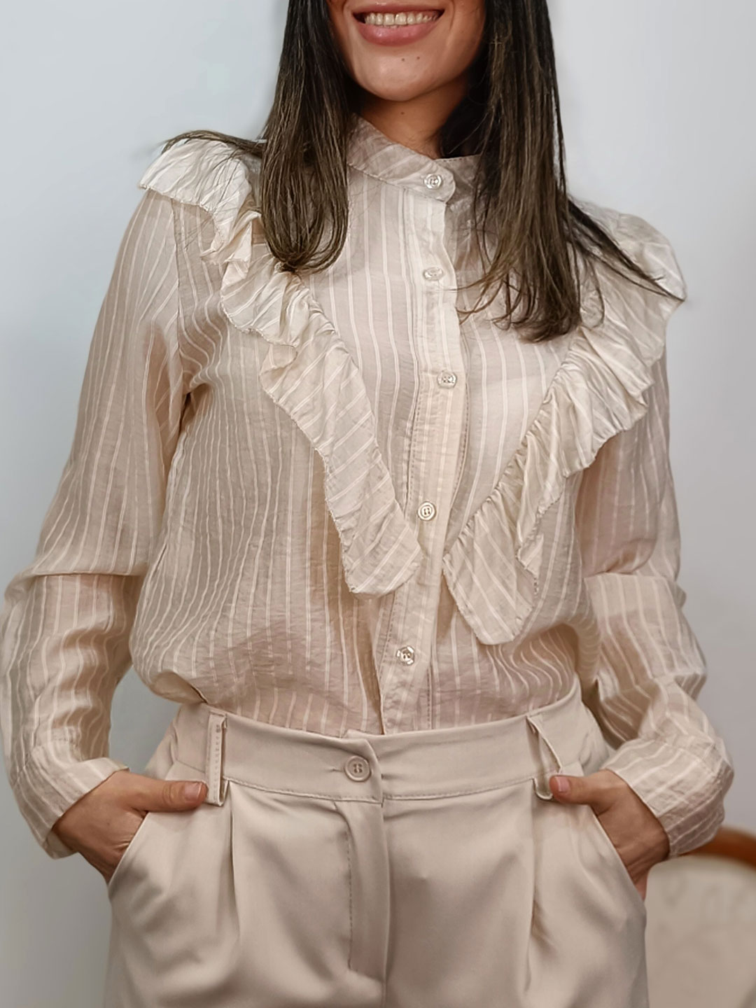 blusa romántica beige mujer con volantes en el pecho vista de frente.