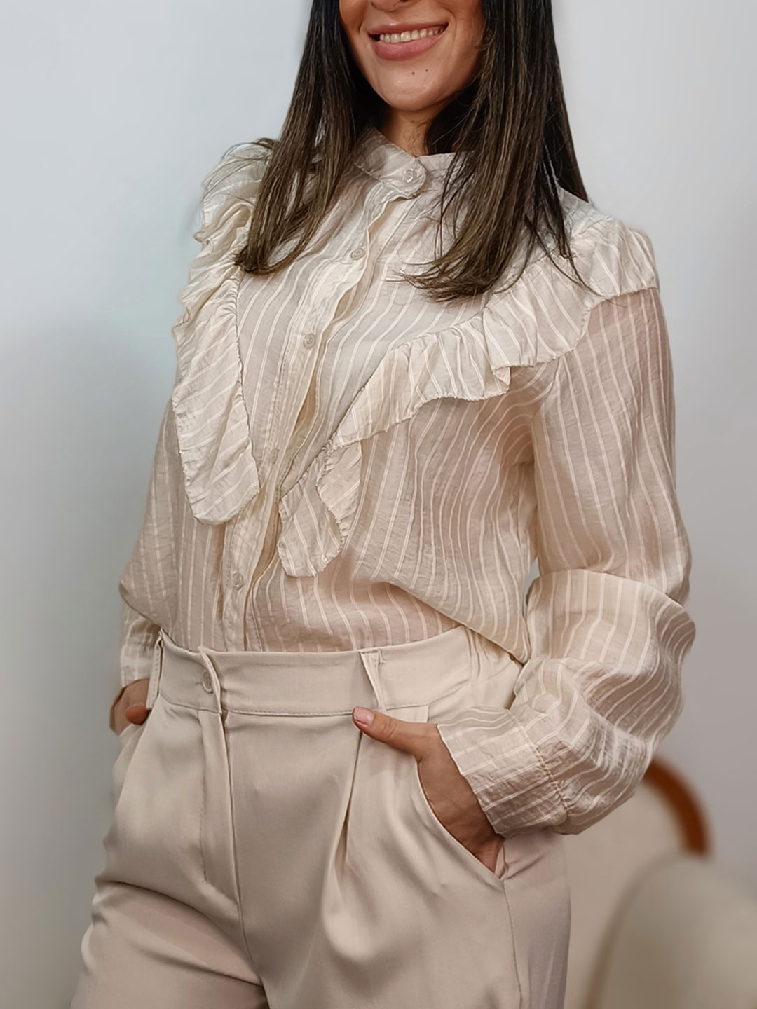 Blusa romántica beige con volantes y rayas