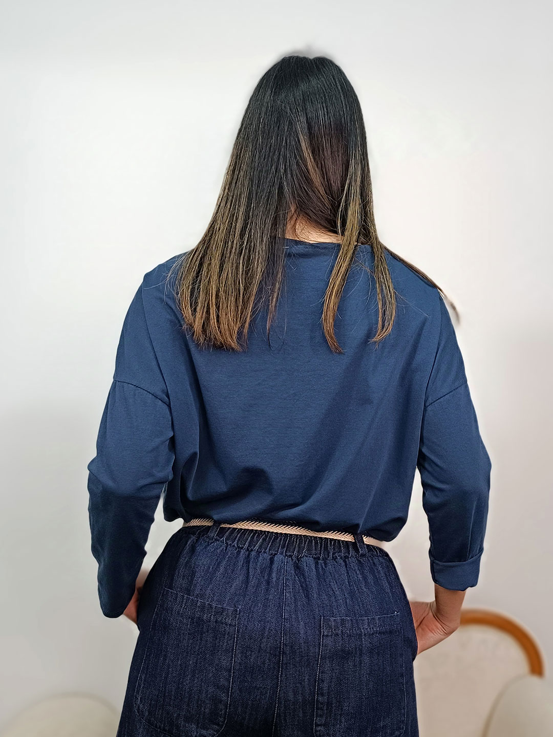 Vista trasera de la camiseta azul marino mujer ajustada.