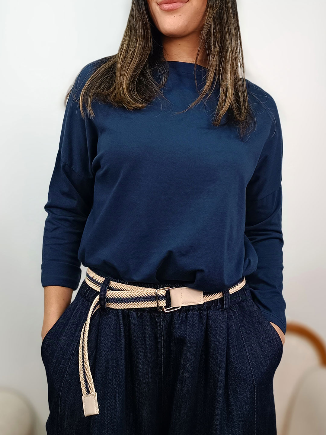camiseta azul marino mujer manga larga combinada con cinturón beige.