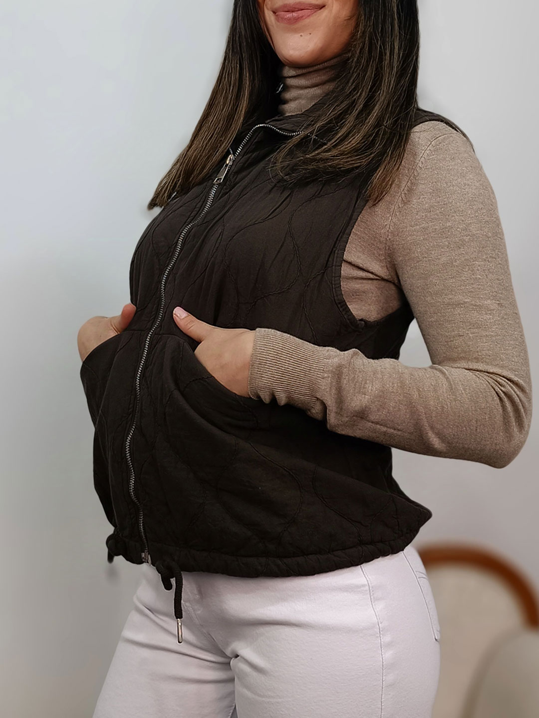 Perfil de chaleco marrón chocolate mujer acolchado de entretiempo.