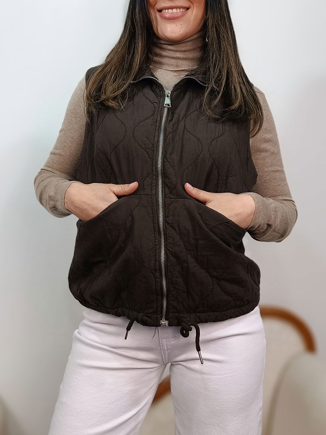 chaleco marrón chocolate mujer aguatado con cremallera vista frontal.