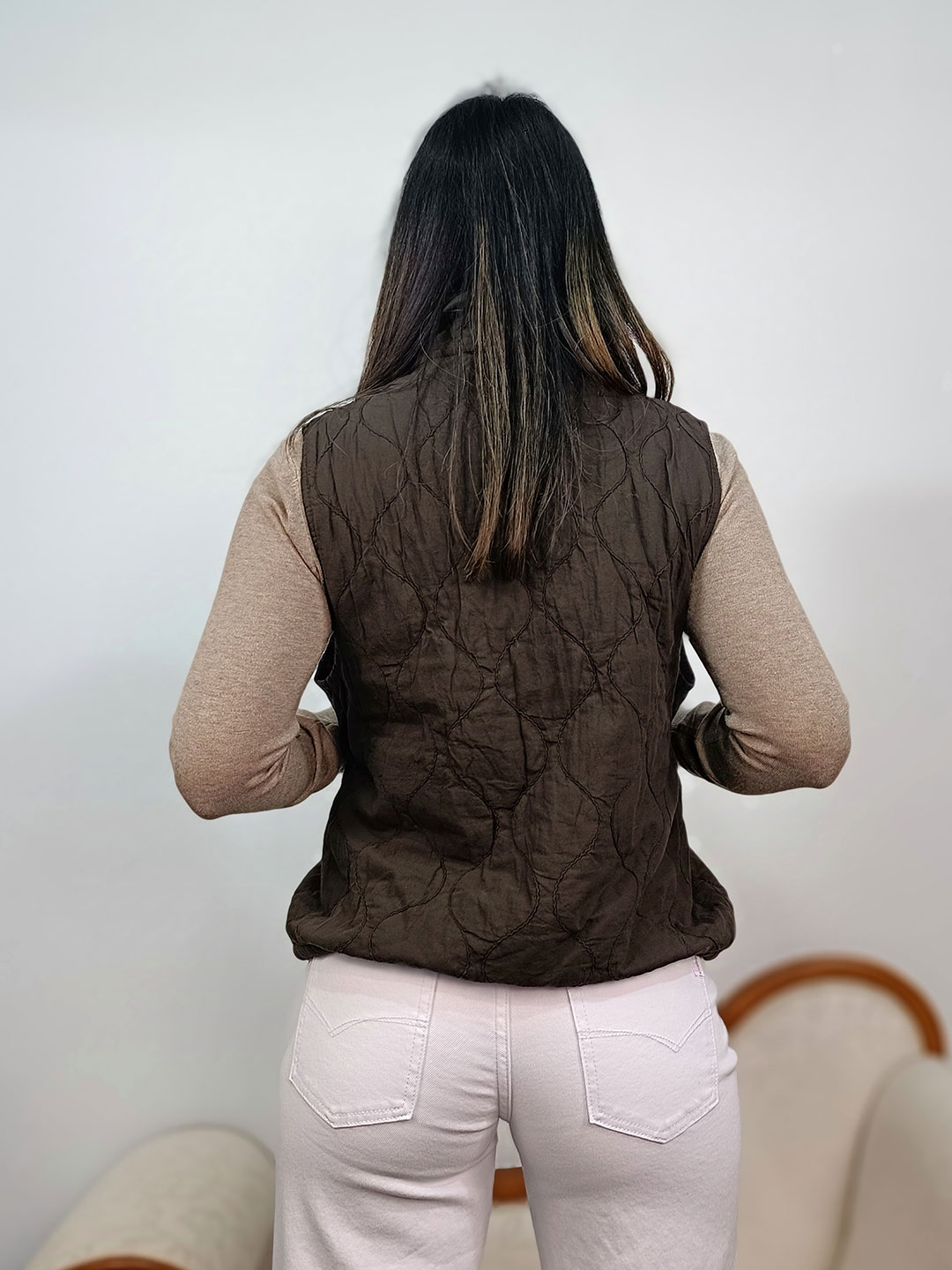 Vista trasera de la espalda del chaleco marrón chocolate mujer guateado.