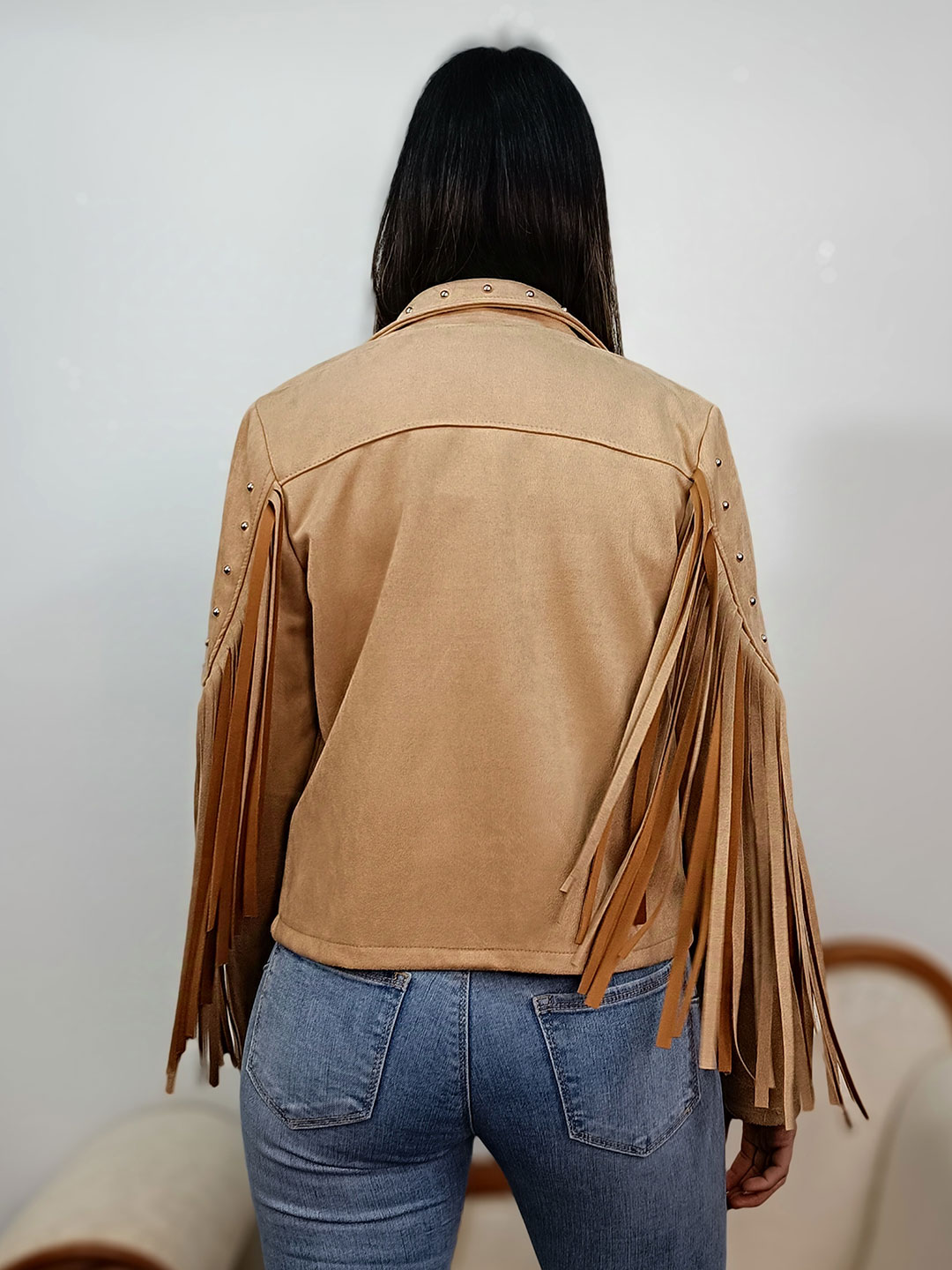 Espalda de la chaqueta de flecos camel mujer con hileras de flecos.