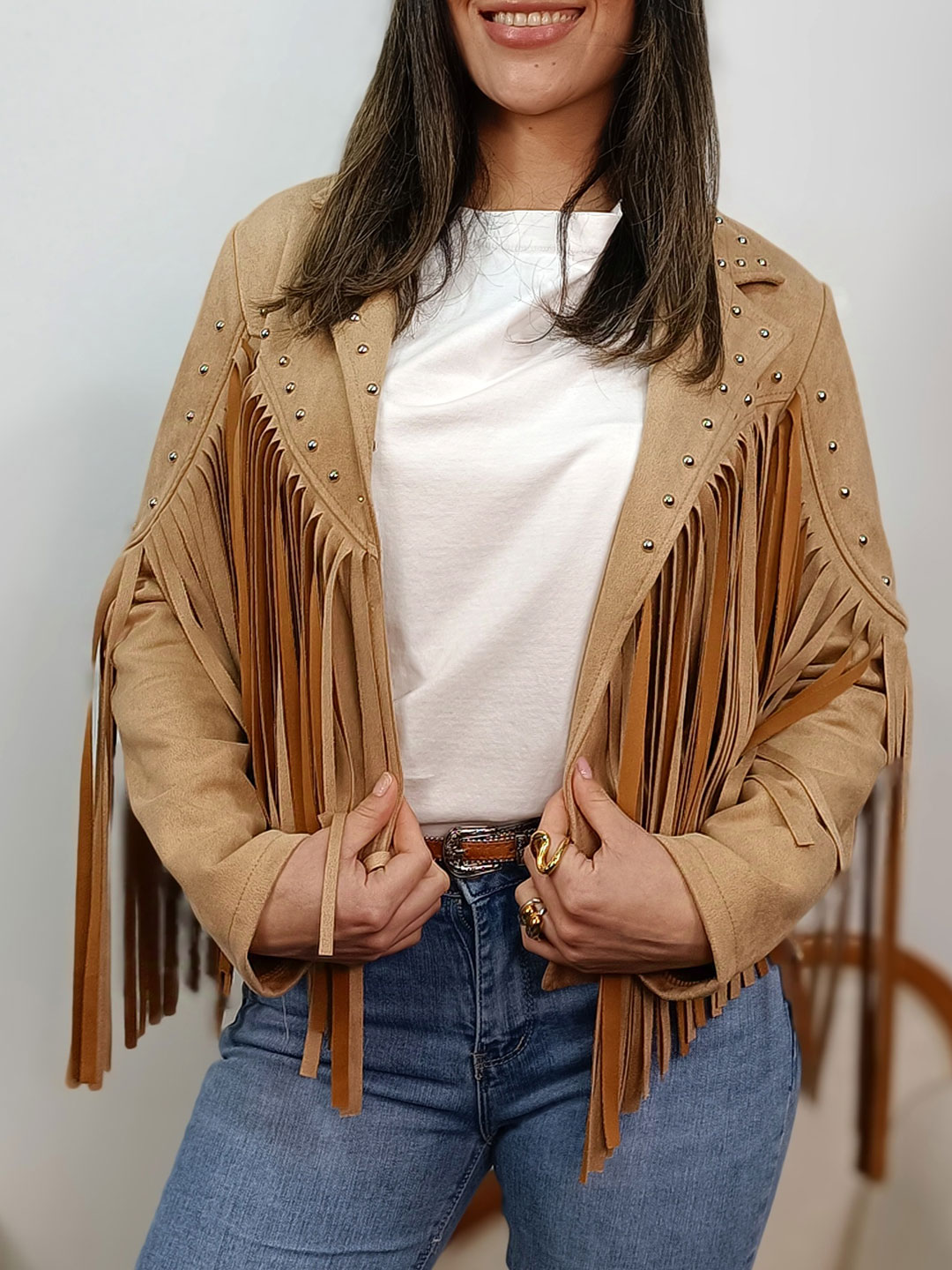 chaqueta de flecos camel mujer con tachuelas plateadas frontal.