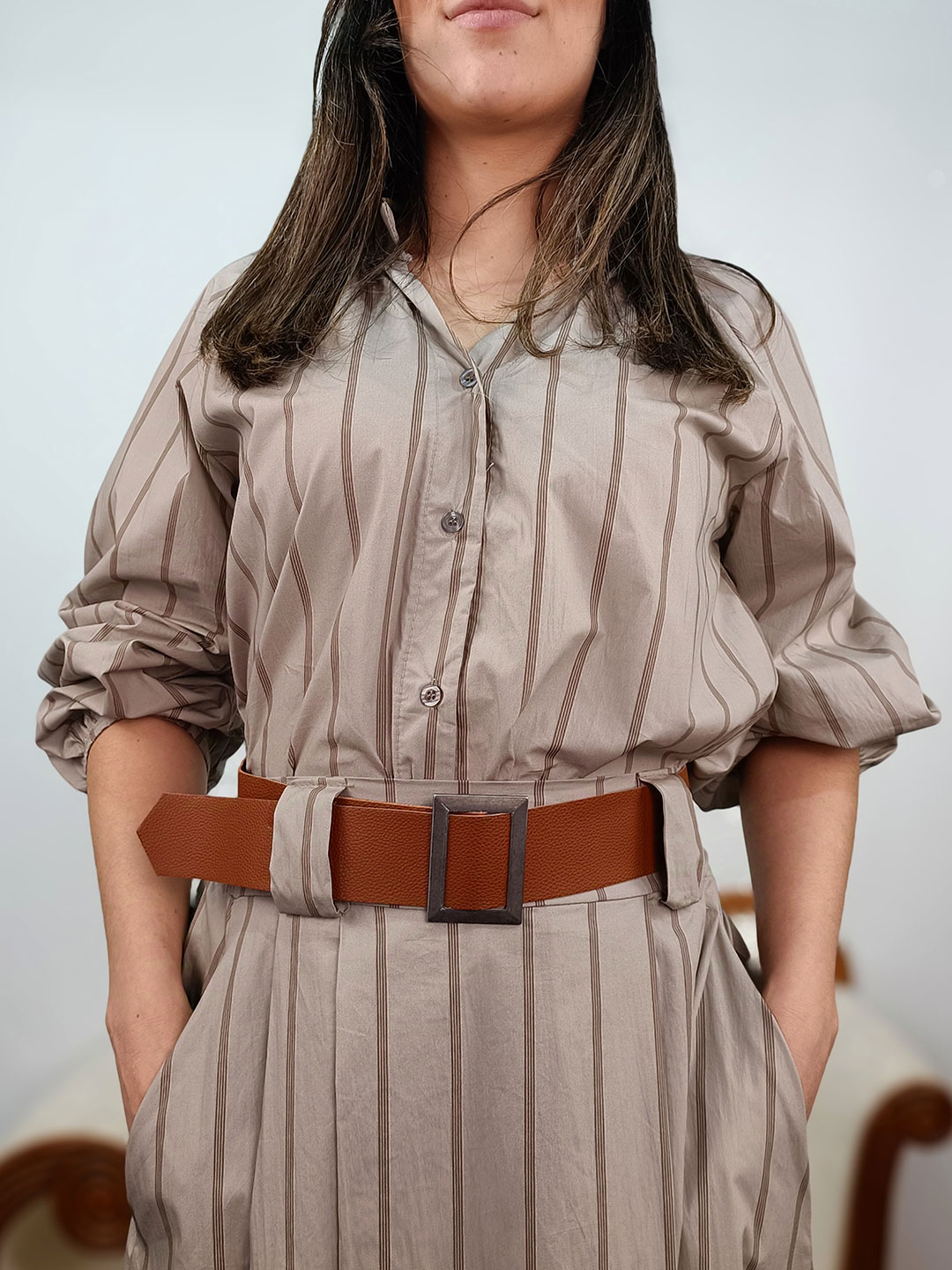 Detalle del tejido de rayas y textura del conjunto de falda y blusa topo.