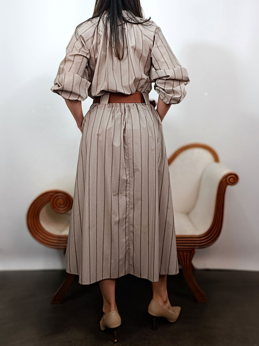 Vista posterior del conjunto de falda y blusa topo entallado en la espalda.