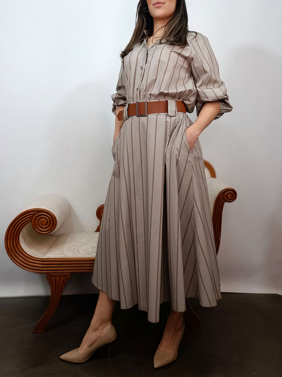 Perfil del conjunto de falda y blusa topo resaltando el vuelo de la falda midi.