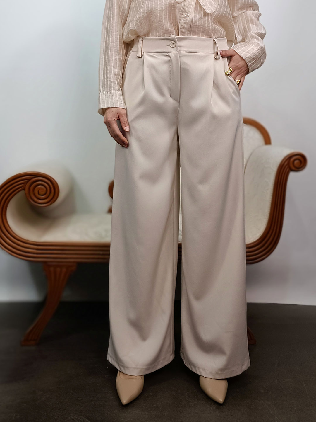 pantalón beige pinzas fluido de talle alto y pierna ancha.