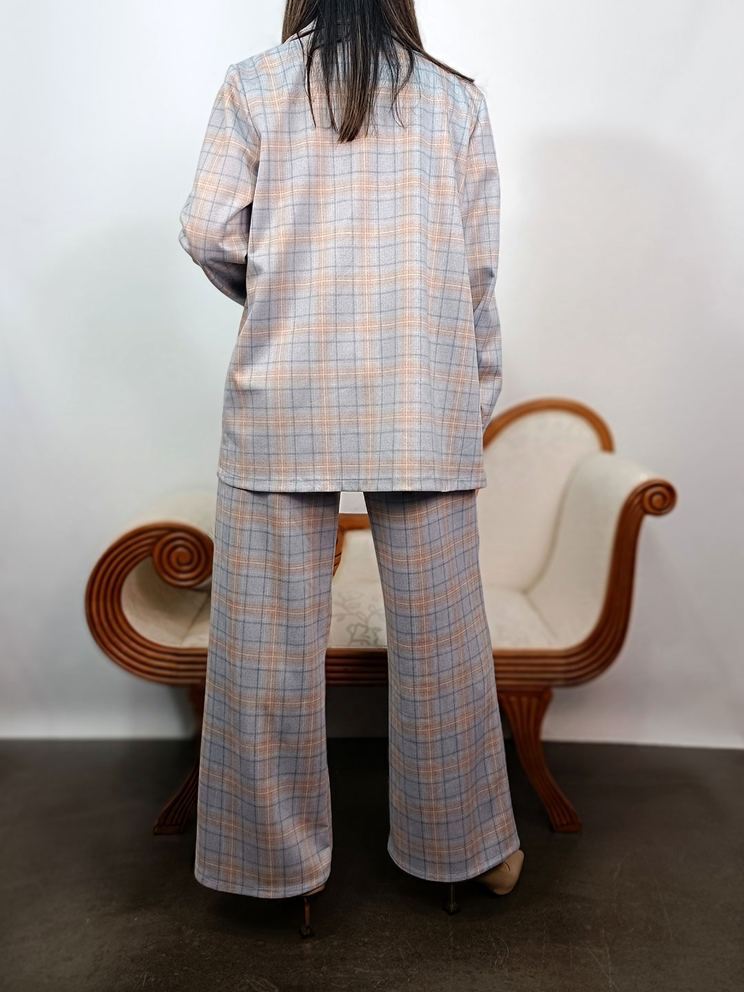 Vista posterior del pantalón de cuadros azul y rosa de vestir.