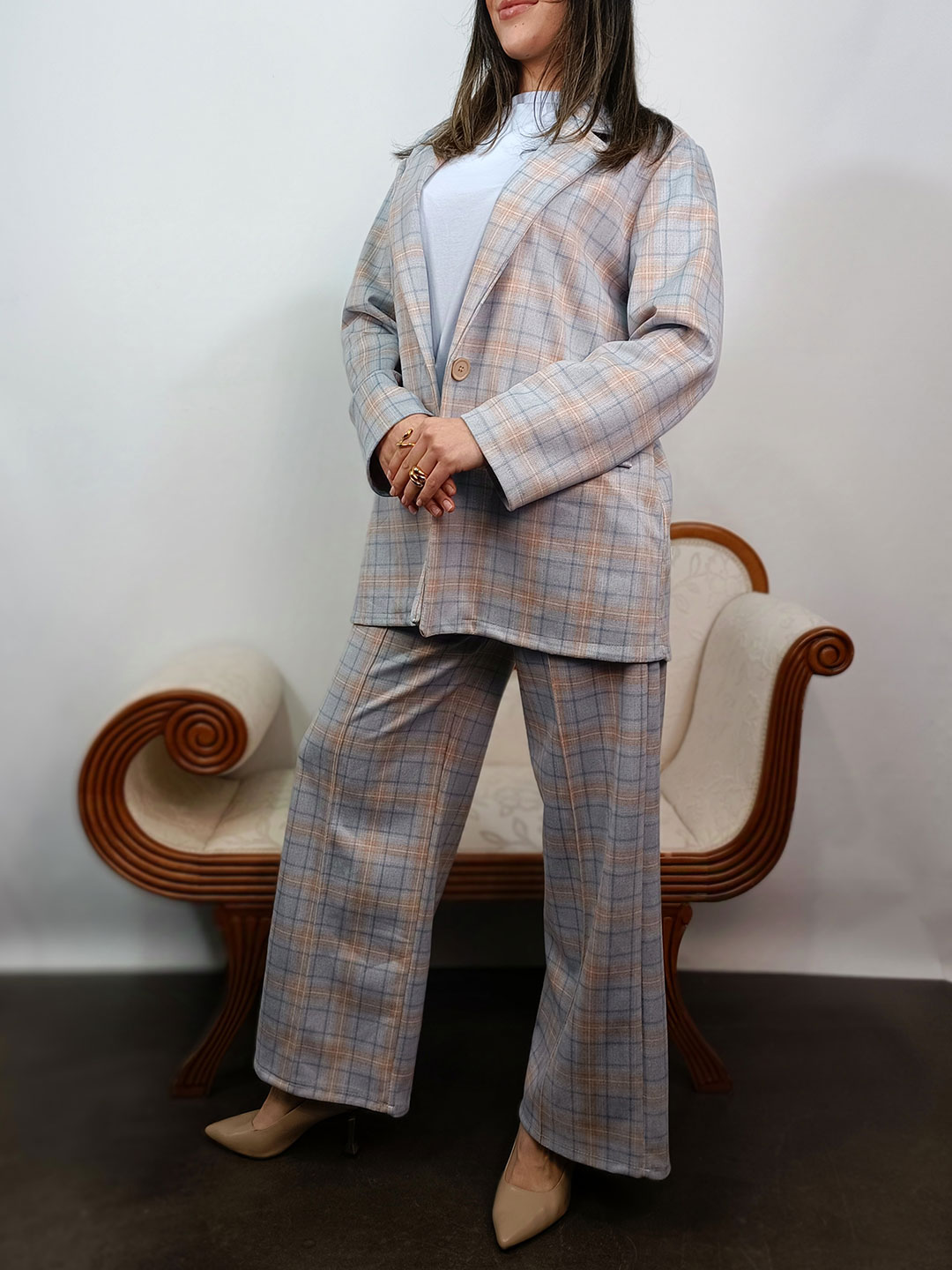 Perfil del pantalón de cuadros azul y rosa resaltando el talle alto