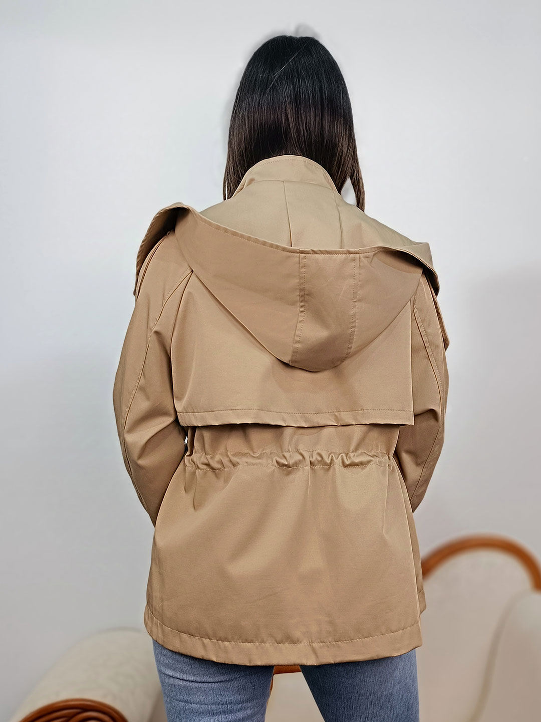 Vista posterior de la parka corta camel mujer con capucha.