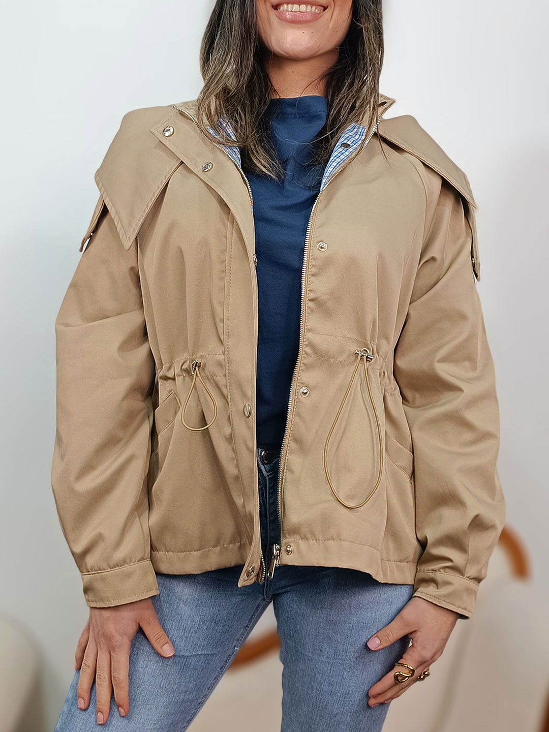 parka corta camel mujer abierta con capucha y forro de cuadros.