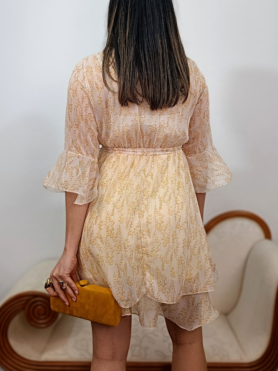 Vista posterior del vestido corto de gasa estampado con ajuste elástico.