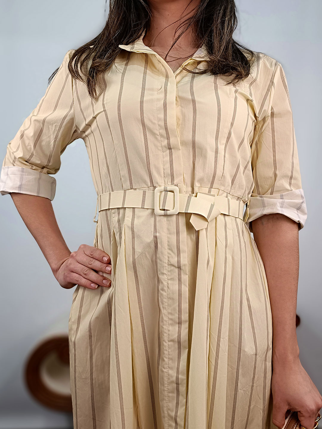 Detalle del tejido y rayas amarillas del vestido midi camisero de rayas.