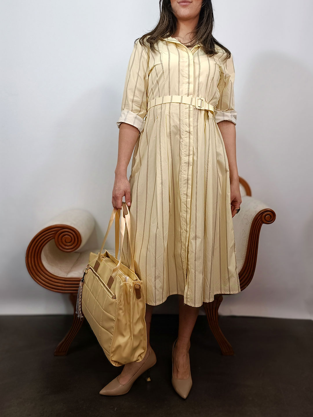 vestido midi camisero de rayas amarillo pastel con botones frontales.