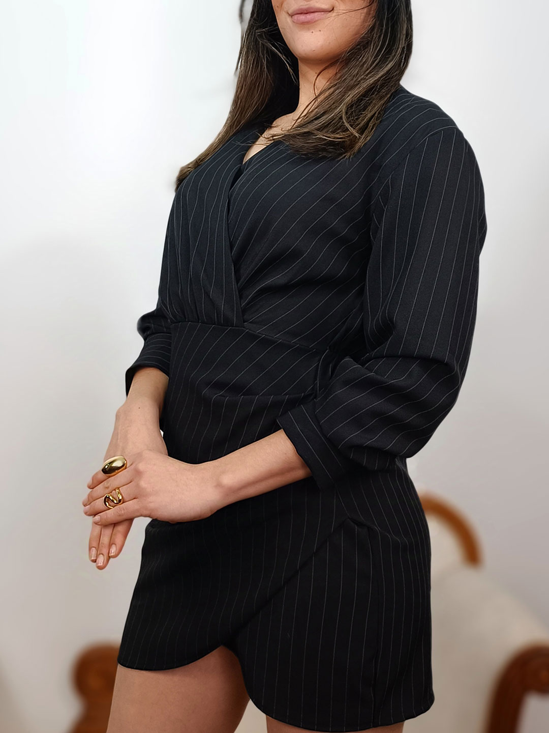 Perfil del vestido mini negro rayas resaltando el ajuste lateral.