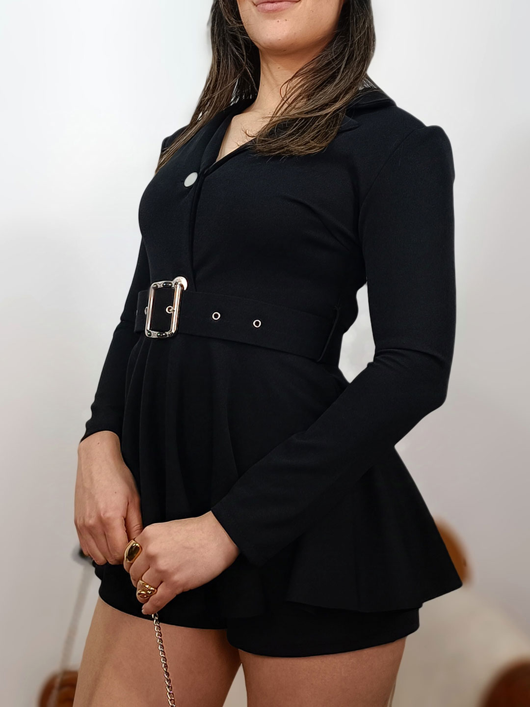 Perfil del vestido short negro con cinturón mostrando el corte de la manga.