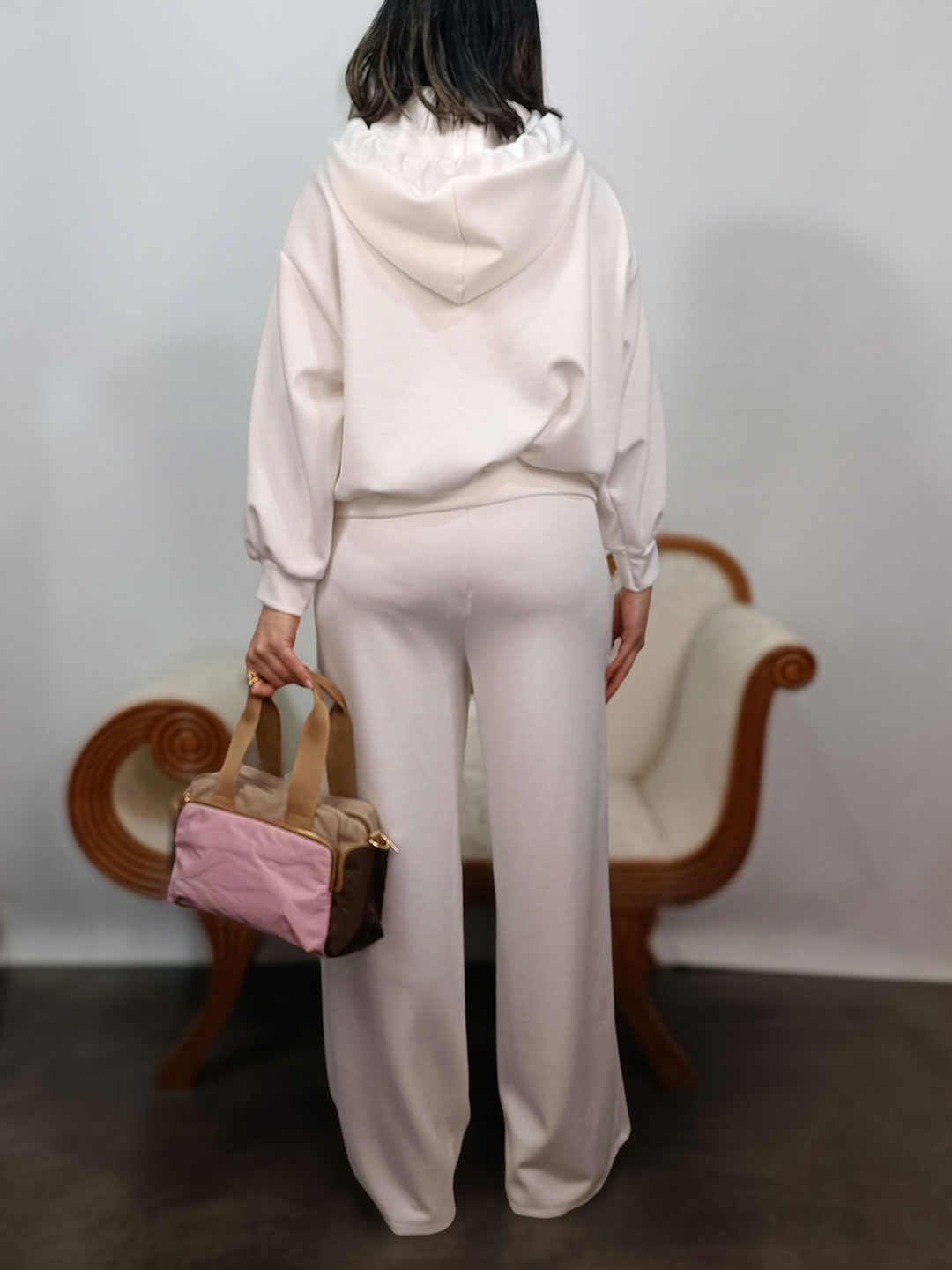 Espalda del conjunto chándal blanco con corte limpio y caída fluida