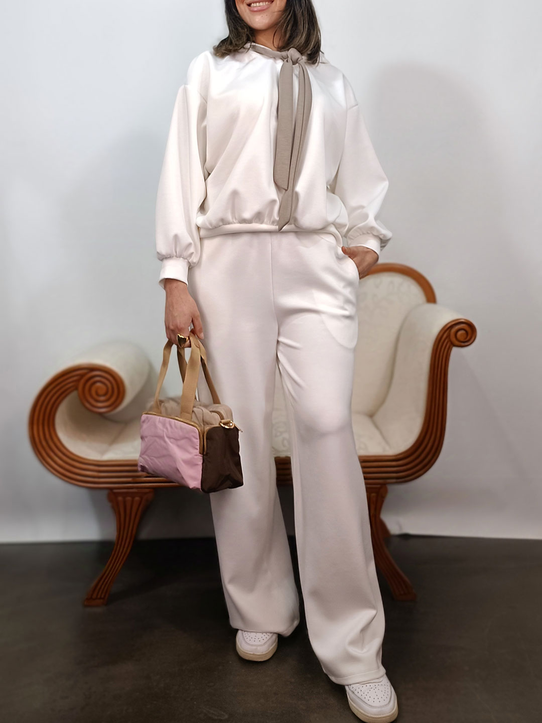 conjunto chándal blanco con lazada en el cuello y pantalón de pernera ancha