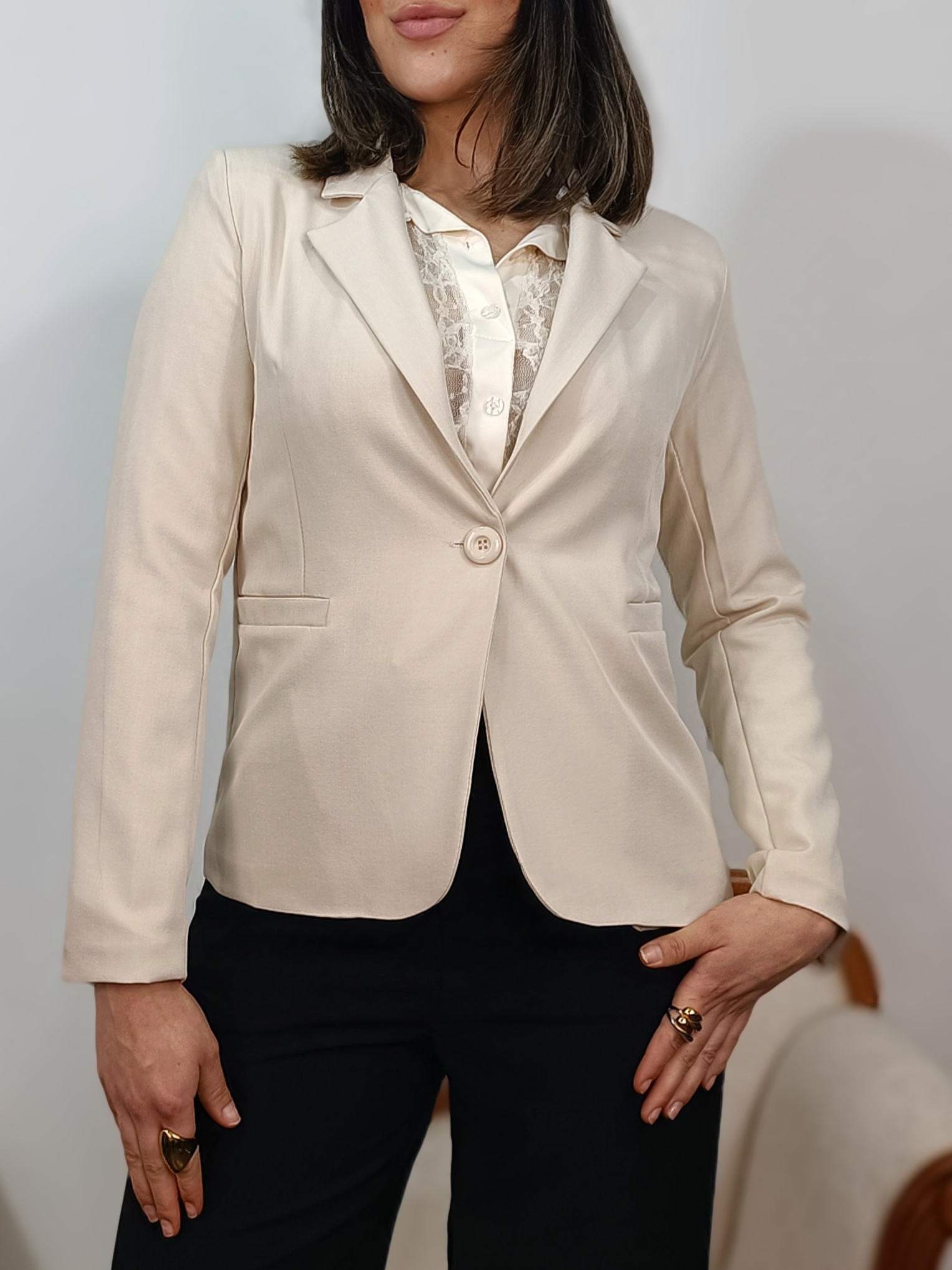 americana sastre beige entallada con cierre de un botón y solapa clásica.