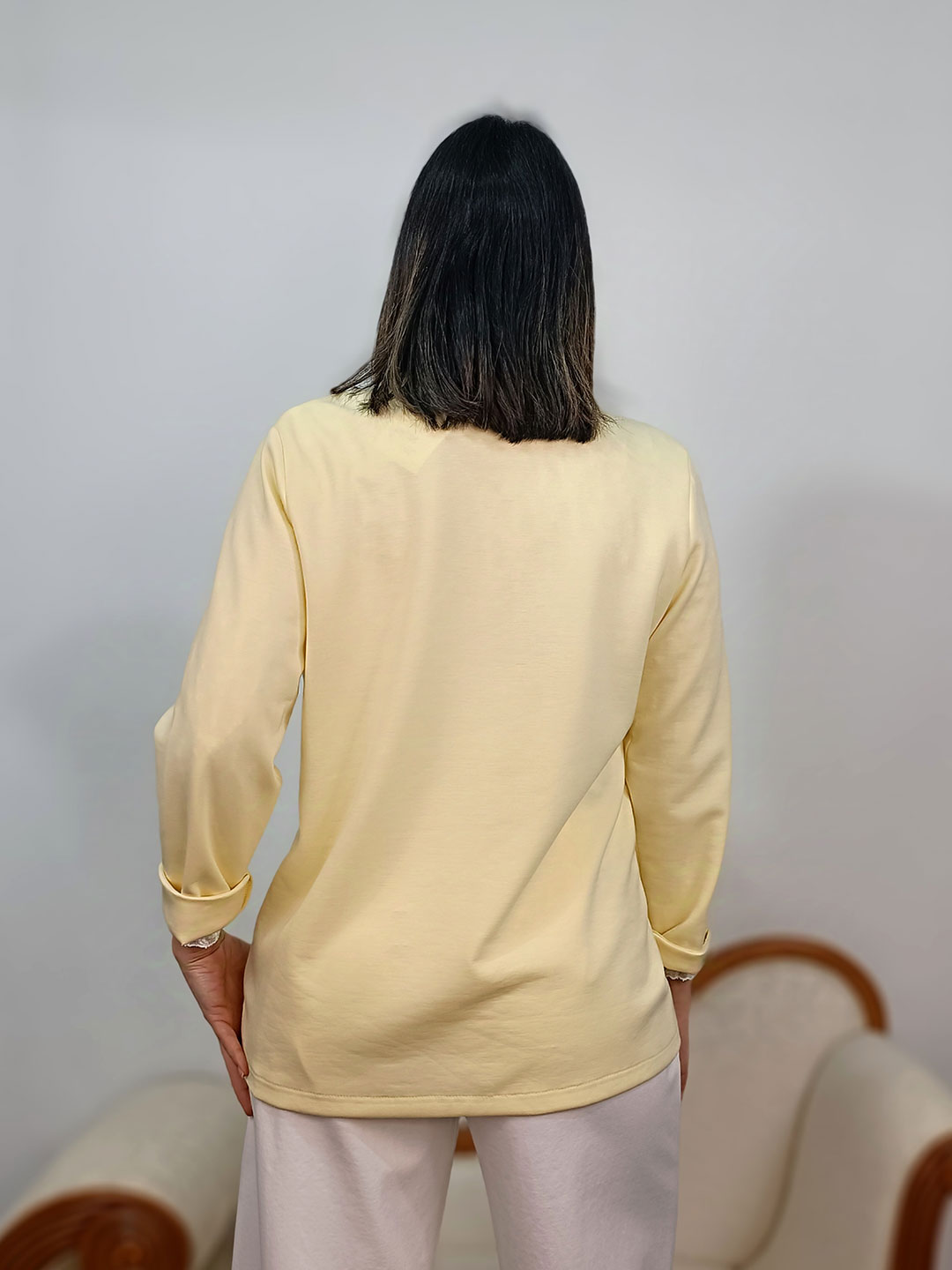 Vista posterior de la blazer punto amarillo entallada.