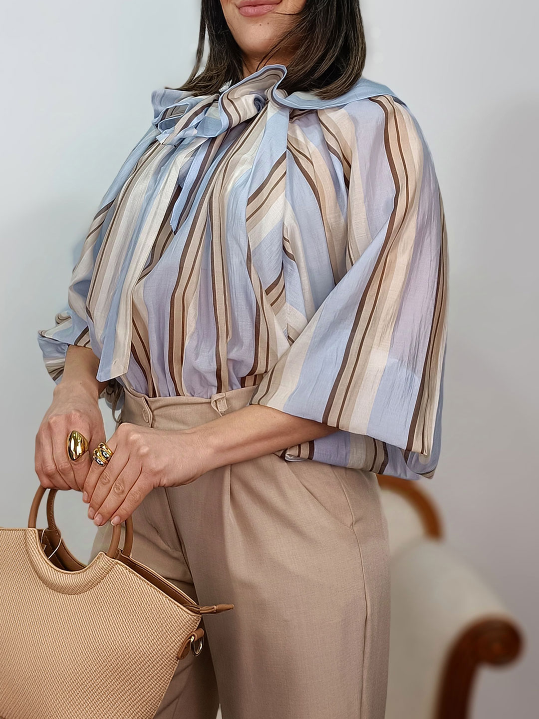 Perfil de la blusa de rayas azul resaltando la caída de la manga y el cuello