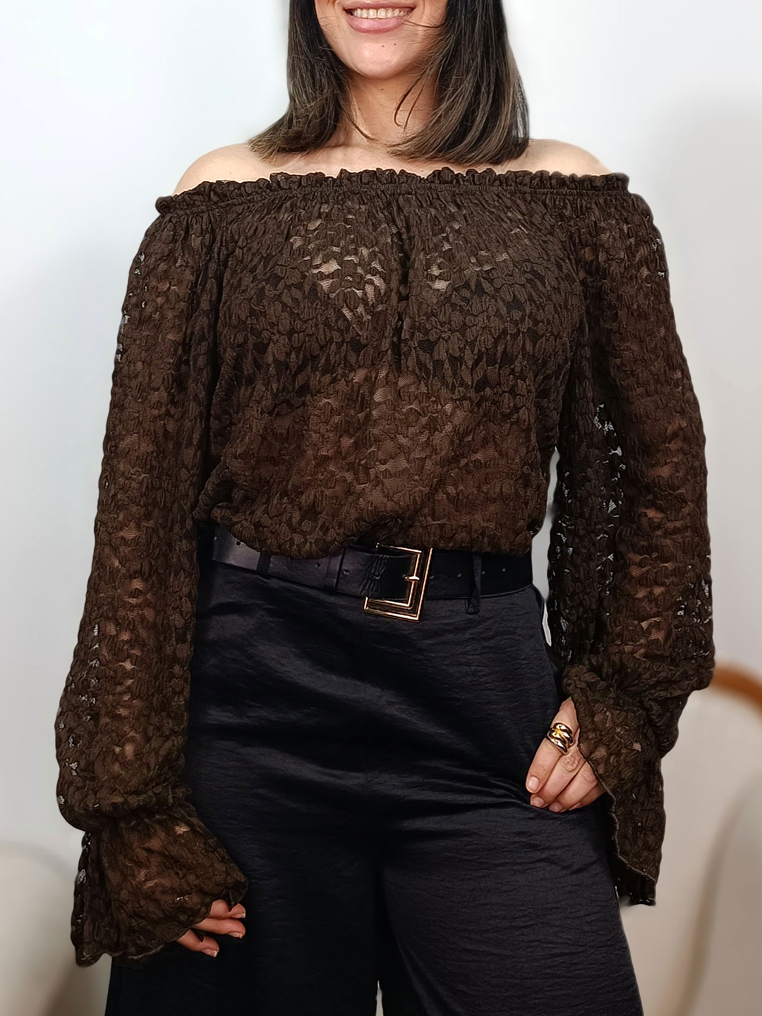 blusa de encaje marrón con hombros al aire