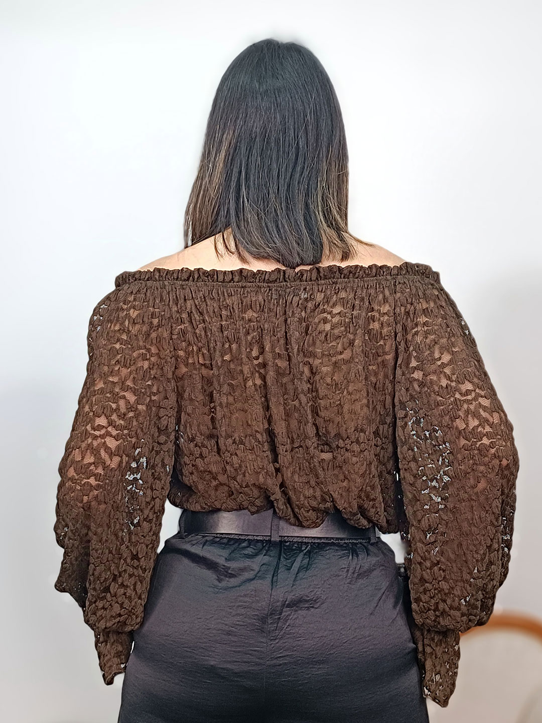 Vista posterior de la blusa de encaje marrón.