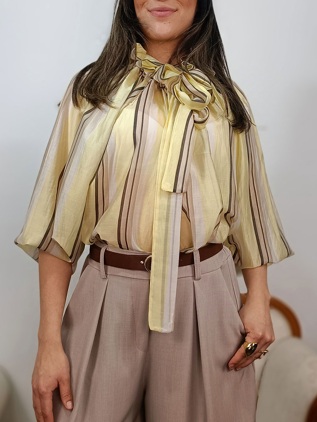 blusa de rayas con lazada al cuello en tonos amarillos y topo.