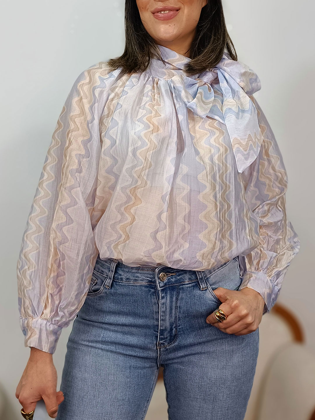 blusa lazada ondas azul estampada con cuello alto