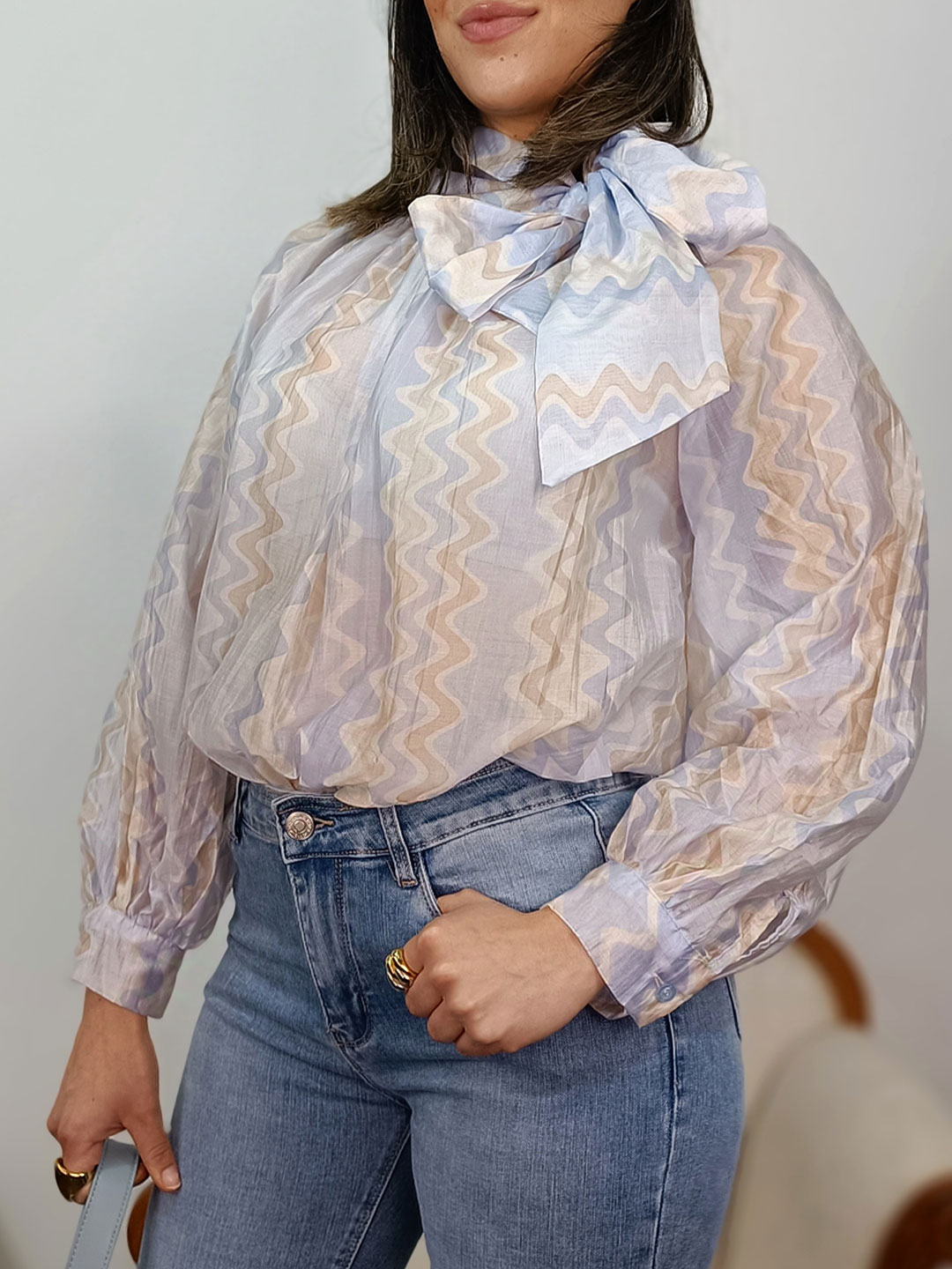 Perfil de la blusa lazada ondas azul resaltando la manga abullonada.