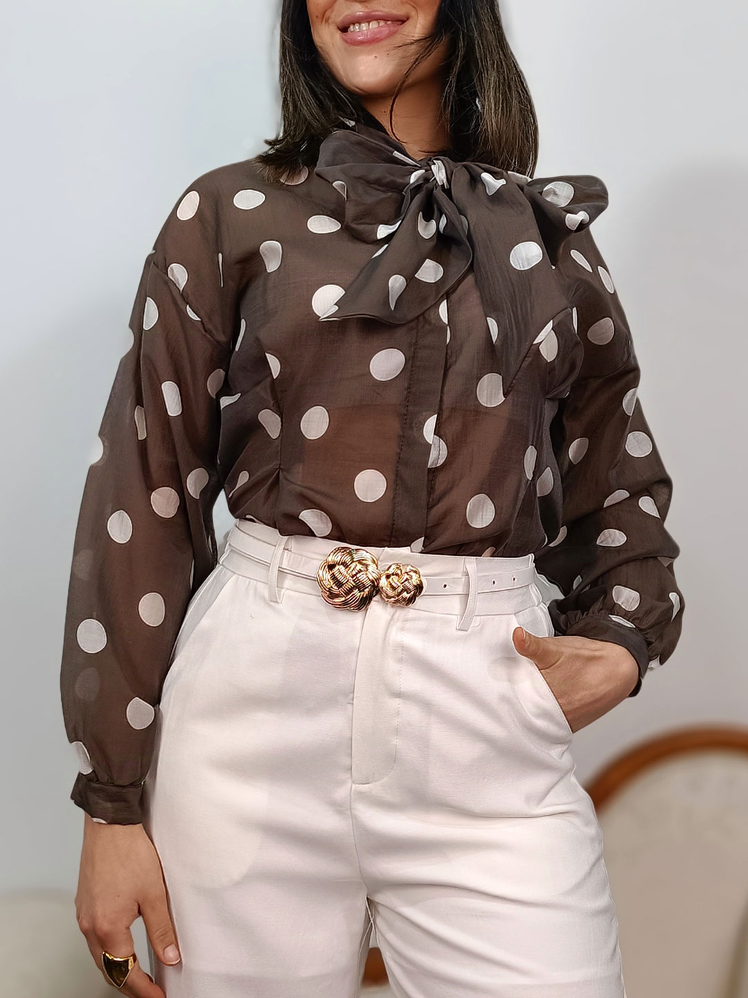 blusa marrón lunares blancos lazo al cuello y pantalón blanco