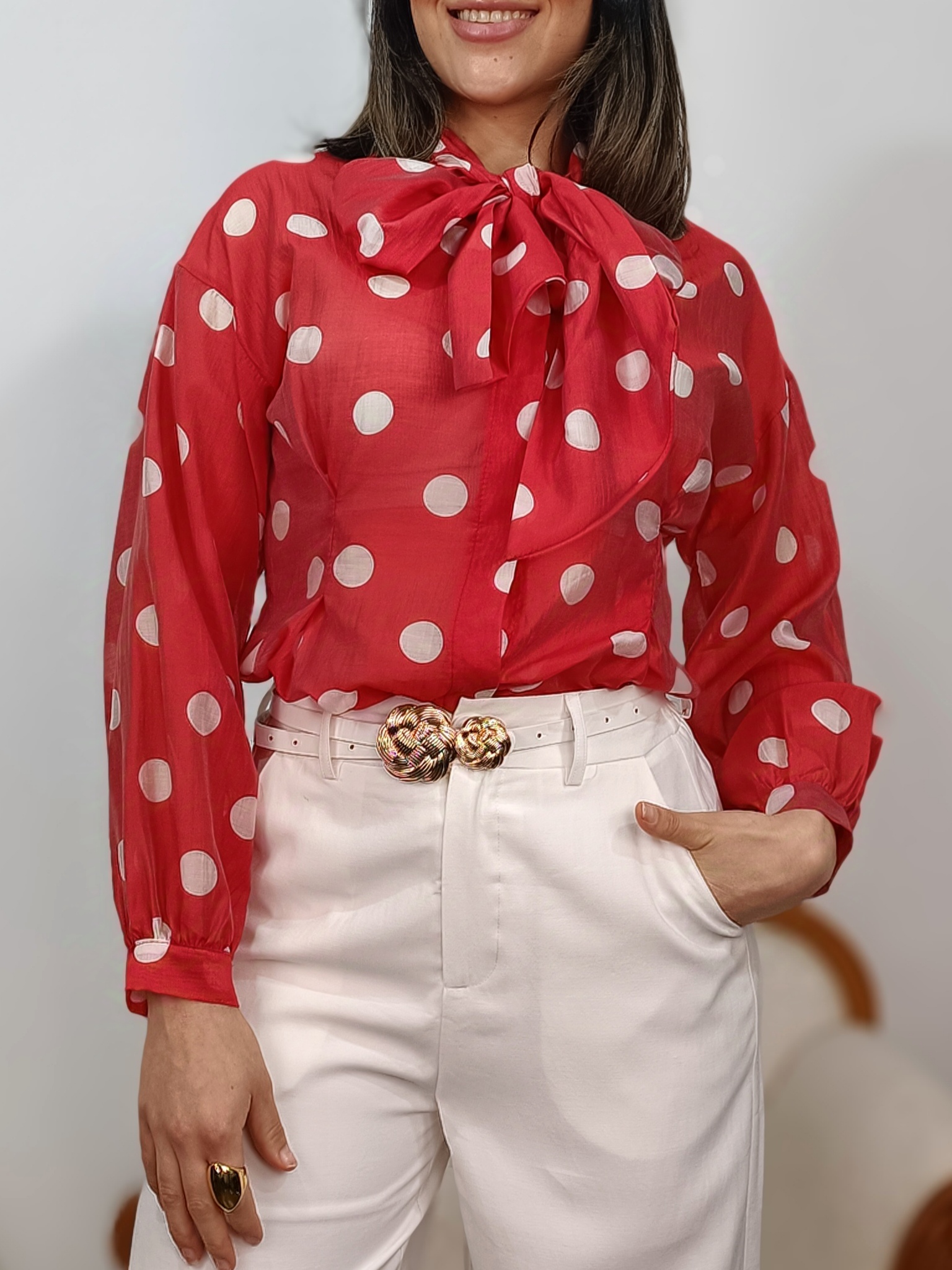 blusa roja lunares blancos lazada al cuello y pantalón blanco
