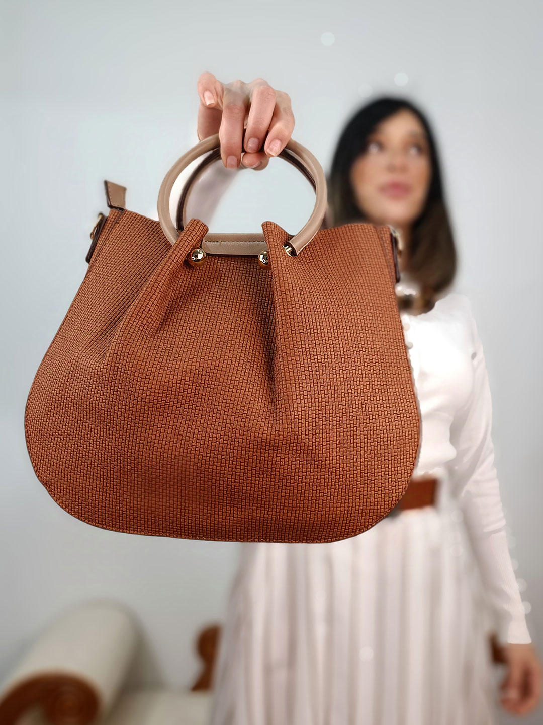 bolso efecto piel trenzado marrón con asa de mano beige