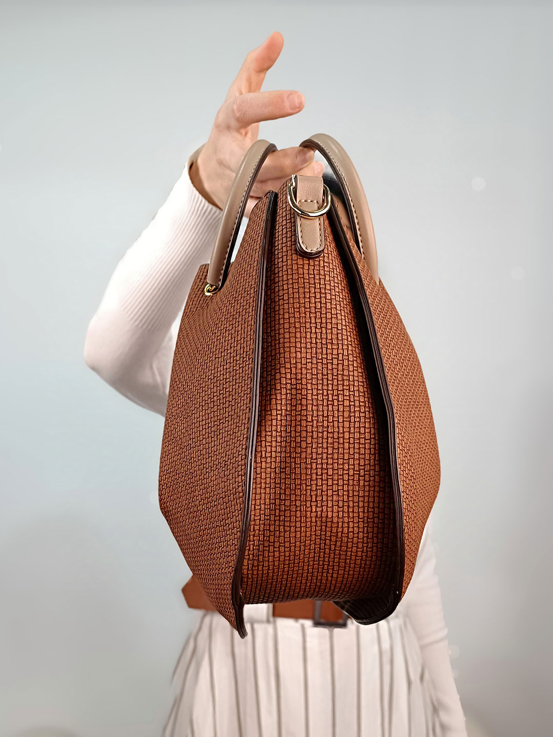 Perfil del bolso efecto piel trenzado marrón y asa bandolera