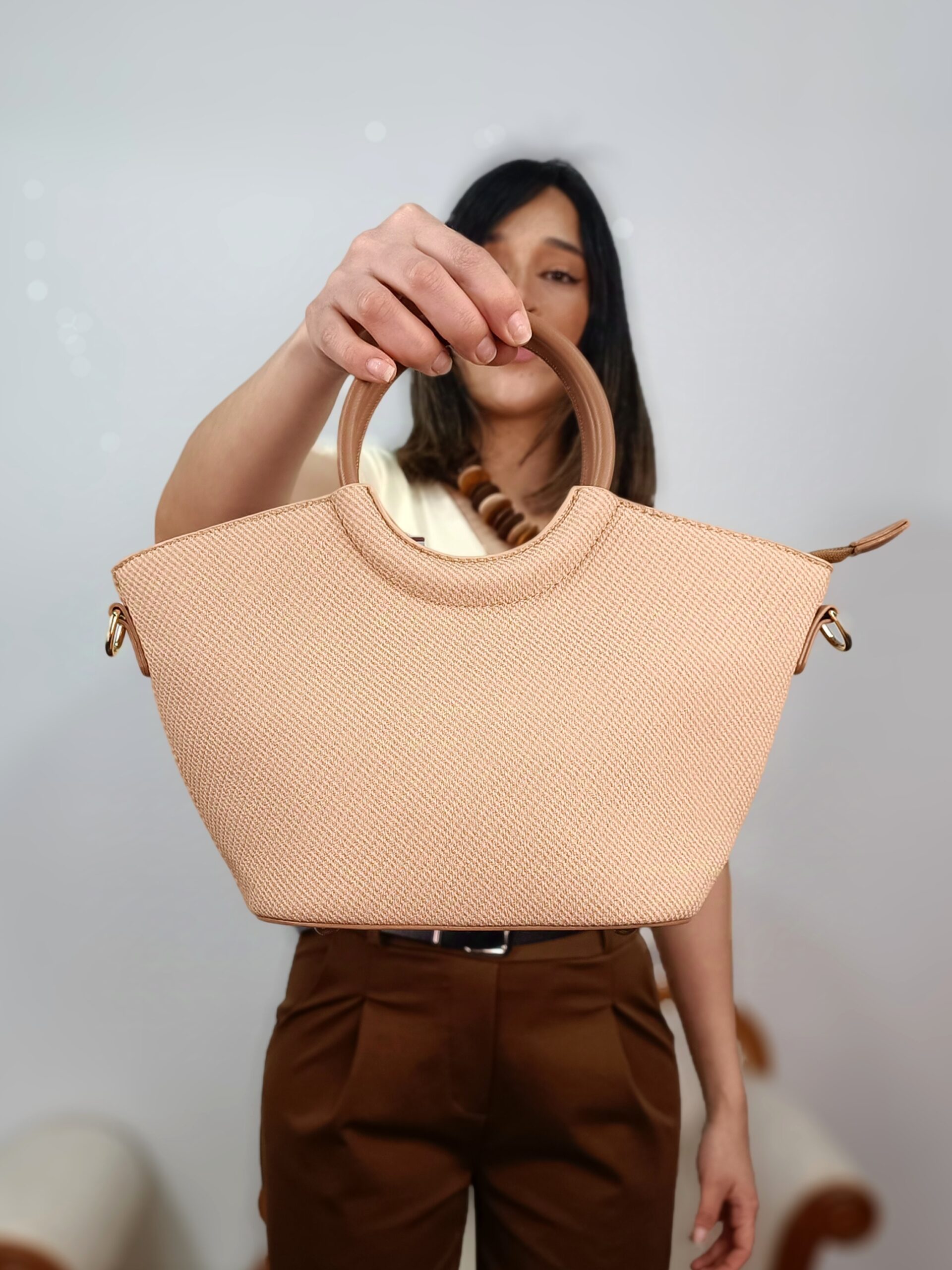 bolso efecto rafia tostado con textura trenzada