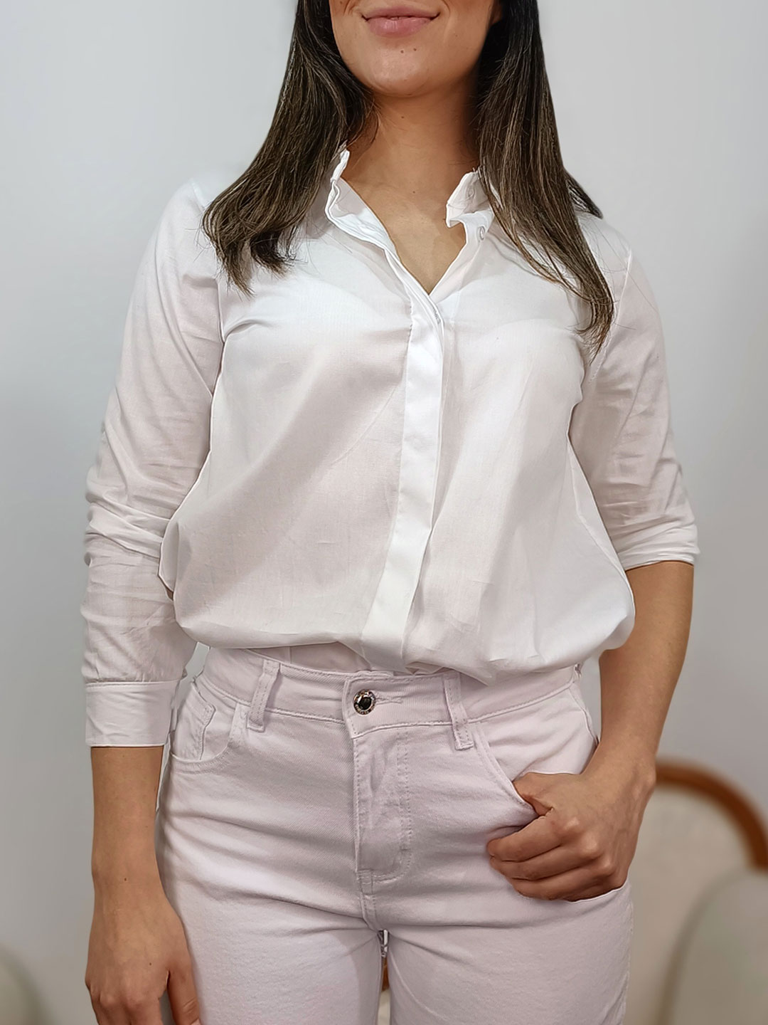 camisa blanca de popelín de manga larga con cuello camisero.