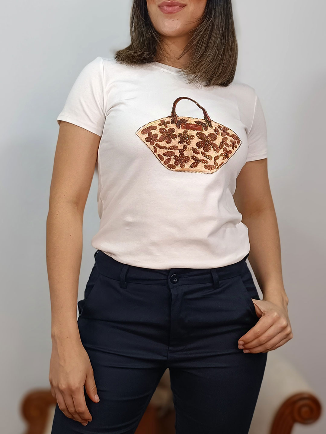 camiseta blanca capazo flores bordadas con detalle artesanal central