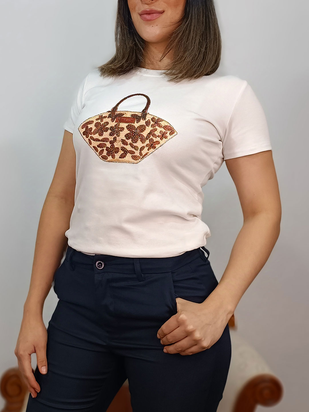 Perfil de la camiseta blanca entallada de manga corta.