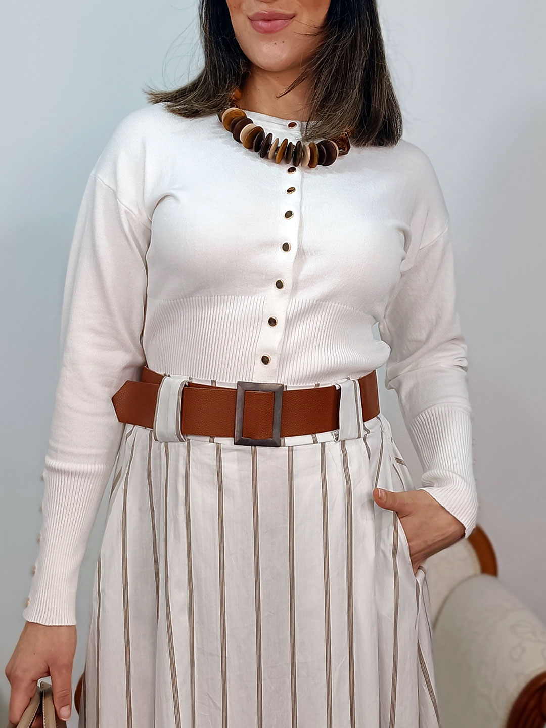 chaqueta punto blanca botones dorados cerrada tipo jersey