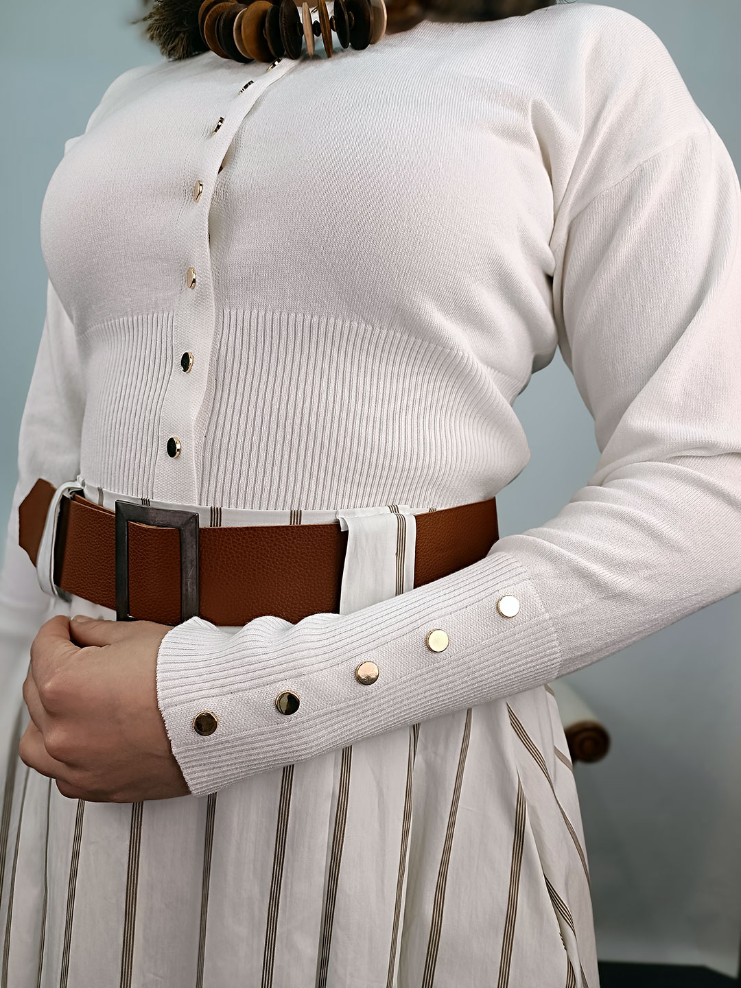 Primer plano de los botones dorados de la chaqueta punto blanca botones