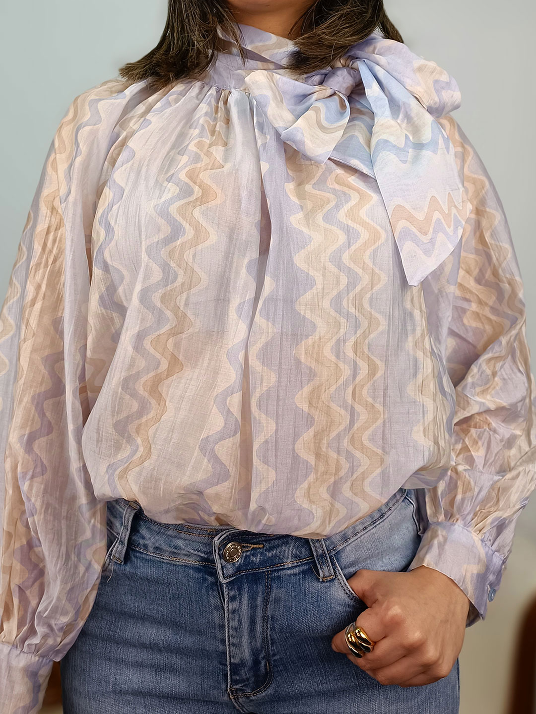 Detalle del tejido y ondas de la blusa lazada ondas azul.