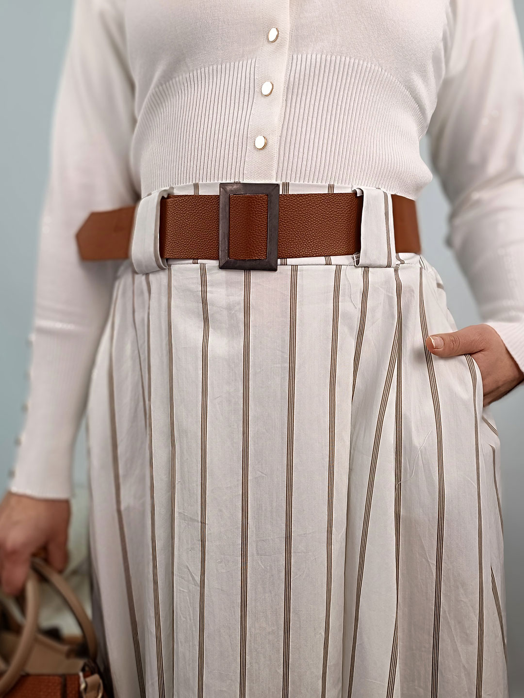 Primer plano del estampado de la falda midi rayas camel