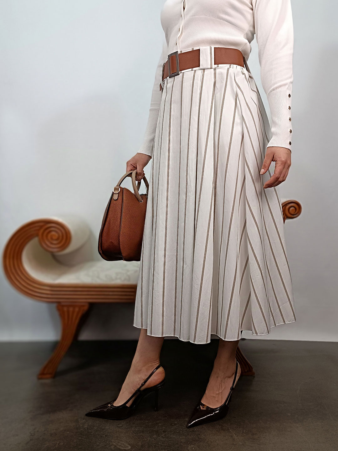 Ángulo lateral de la falda midi rayas camel con corte evasé