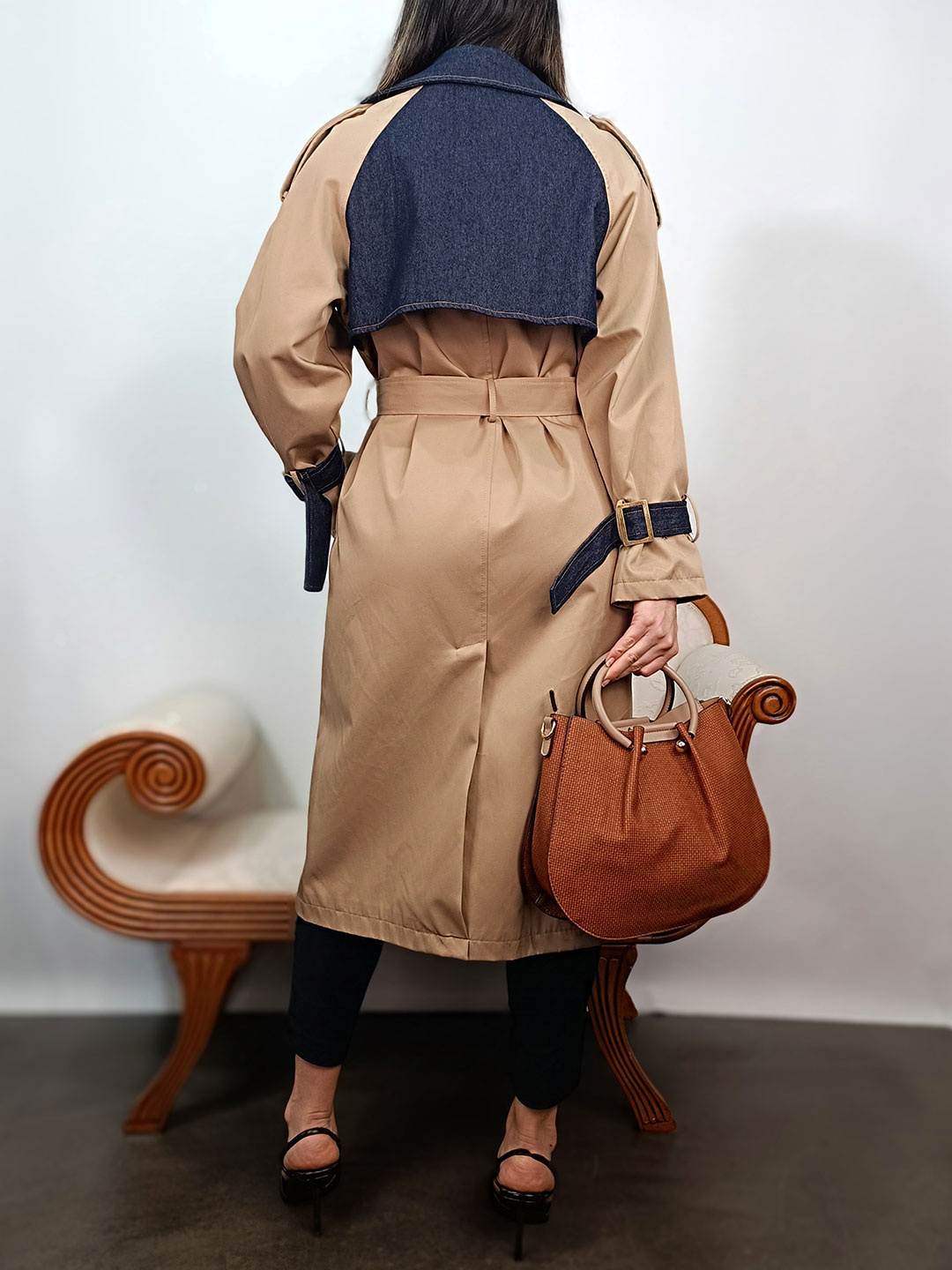 Vista posterior de la gabardina beige combinada denim con panel vaquero