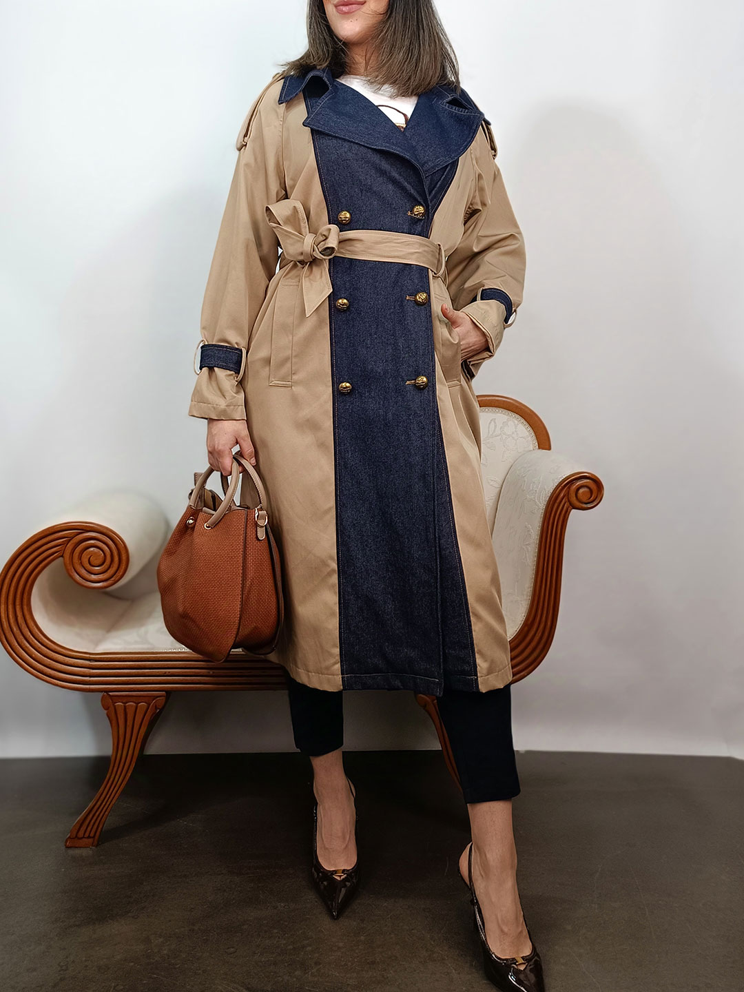 gabardina beige combinada denim con doble botonadura dorada y cinturón